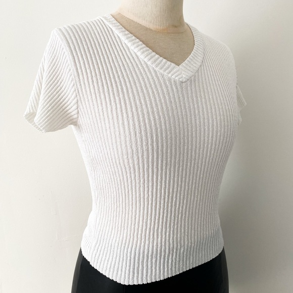 Vintage White Tee - Fashion Avenue Cropped Ribbed Knit V-Neck Top – Size Medium - Picture 3 of 8